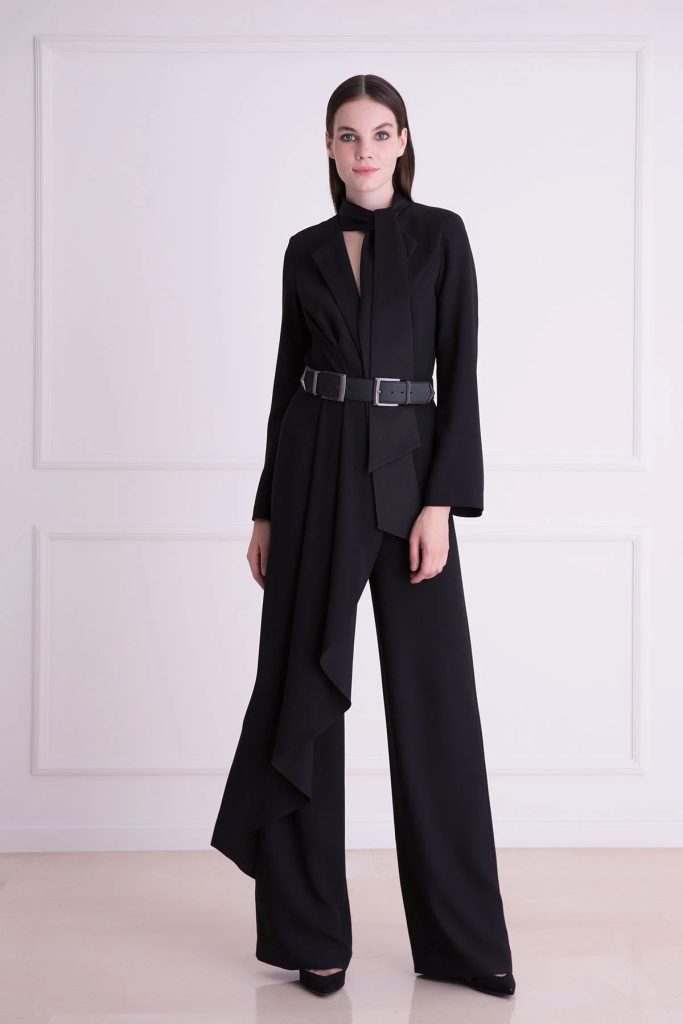 فستان جمبسوت أسود مزين بحزام