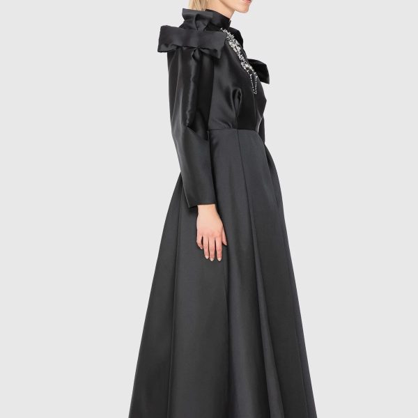 فستان سهرة طويل أسود مطرز بفيونكة