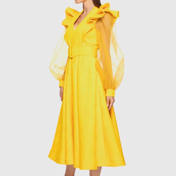 فستان أصفر متوسط الطول بأكمام من التول
