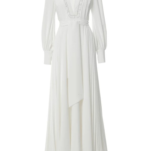 فستان أبيض بطيات مع تطريز وتفاصيل ياقة