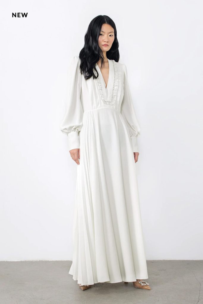فستان أبيض بطيات مع تطريز وتفاصيل ياقة