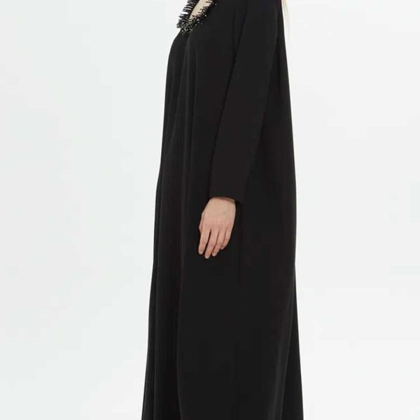 Elegant Long Black Dress with a Square Neck and Exquisite Embroidery - Image 4