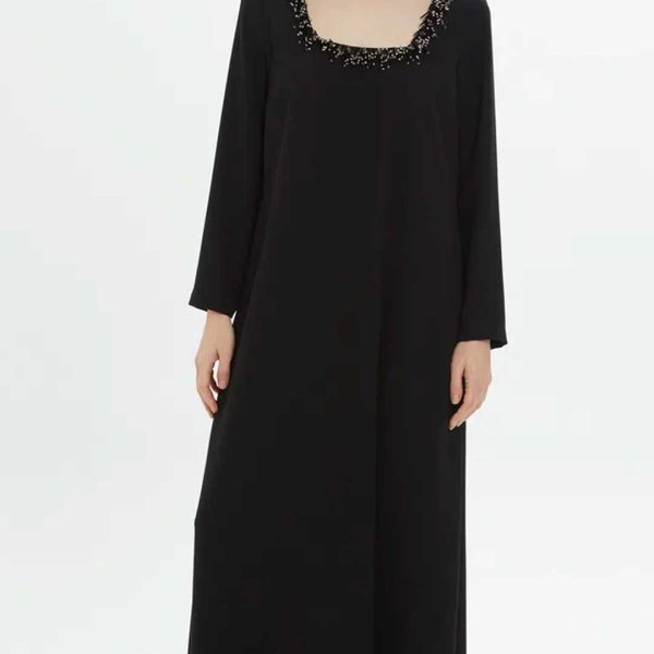 Elegant Long Black Dress with a Square Neck and Exquisite Embroidery - Image 5