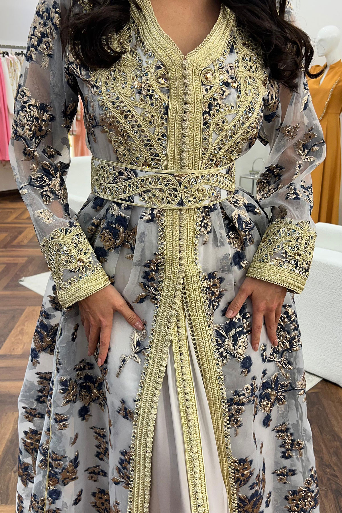 A luxurious Moroccan caftan in floral silk organza - Image 3